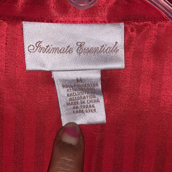 Intimate Essentials Robe w/ pockets Size Medium - Picture 2 of 3